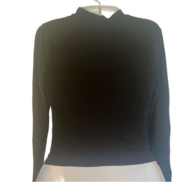 C’isa Long Sleeve Crew Neck Cropped Tee with Knotted Front Size Medium - Picture 2 of 4